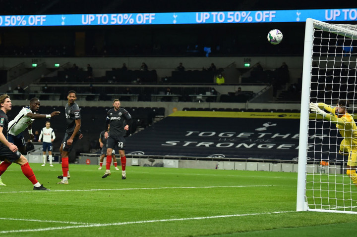 Namun mereka kebobolan saat laga memasuki menit ke-12 lewat tandukan Moussa Sissoko yang menyambut umpan silang sempurna Sergio Reguilon dari sisi kiri lapangan.