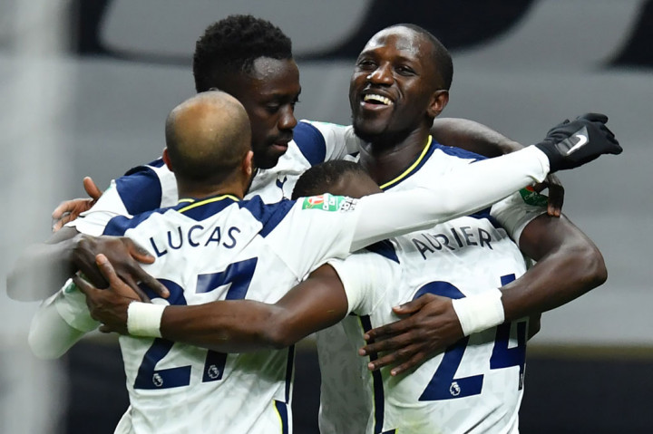 Moussa Sissoko melakukan selebrasi bersama rekan-rekan setimnya usai membobol gawang Brentfort.