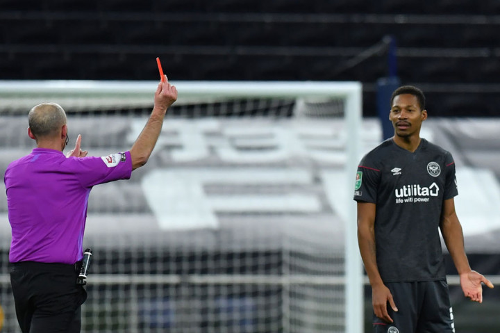 ke luar lapangan enam menit menjelang bubaran karena melakukan pelanggaran terhadap Pierre-Emile Hojbjerg.