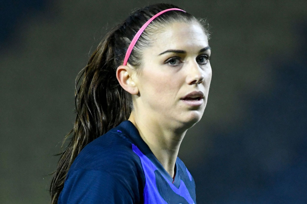 Pesepak bola putri yang juga striker timnas AS, Alex Morgan pada Rabu, 6 Januari 2021 menyatakan positif terpapar covid-19. Pengumuman itu terjadi menjelang kamp pelatihan timnas AS pada Januari ini.