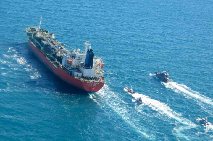  Pengawal Revolusi Iran telah menyita sebuah kapal tanker berbendera Korea Selatan di perairan Teluk karena melanggar hukum lingkungan. Peristiwa itu terjadi saat ketegangan antara Iran dan Amerika Serikat sedang meningkat.