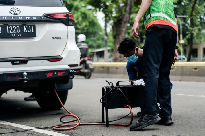 Petugas melakukan uji emisi gas buang kendaraan bermotor di Jalan Pemuda, Jakarta Timur, Rabu, 6 Januari 2021.