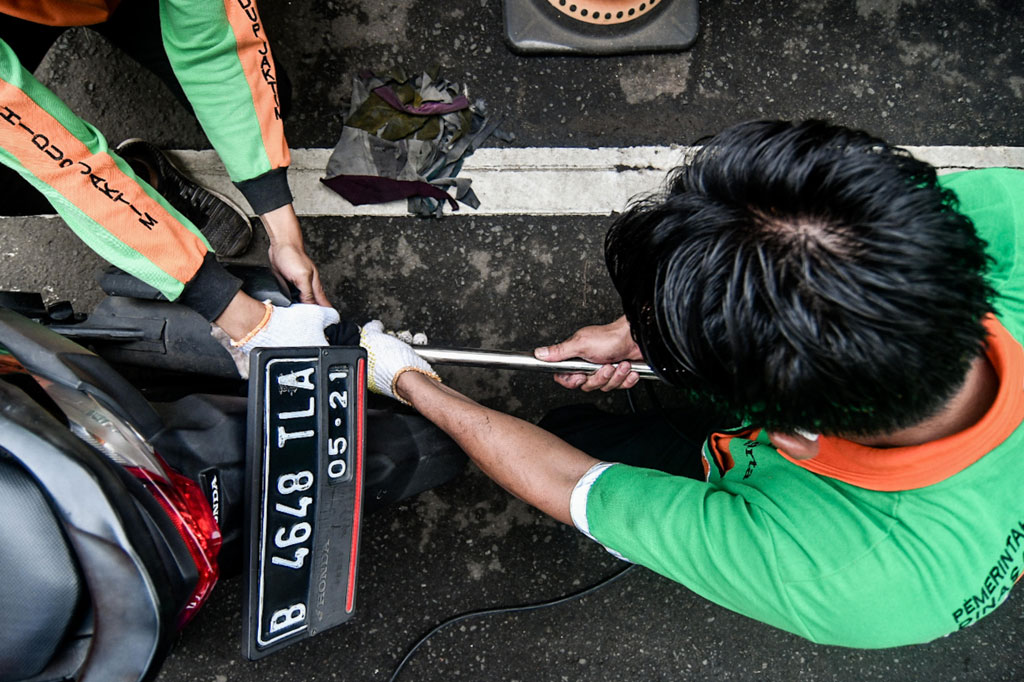 Dinas Lingkungan Hidup (DLH) DKI Jakarta menggelar uji emisi gratis sebagai langkah awal penerapan sanksi bagi kendaraan bermotor yang tidak melakukan serta tidak lolos uji emisi. Hal ini untuk mengurangi tingkat polusi udara di Ibu Kota.