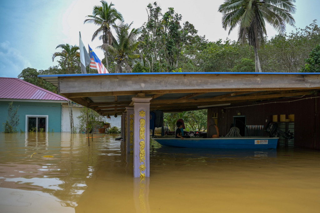 Adapun di Negara Bagian Kelantan dan Negara Bagian Selangor, ada 56 KK dan 184 orang yang jadi korban bencana hidrologi itu. 