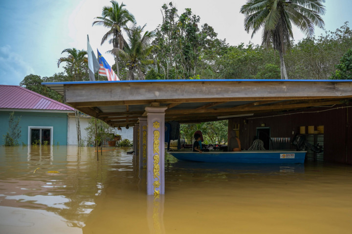 Adapun di Negara Bagian Kelantan dan Negara Bagian Selangor, ada 56 KK dan 184 orang yang jadi korban bencana hidrologi itu. 