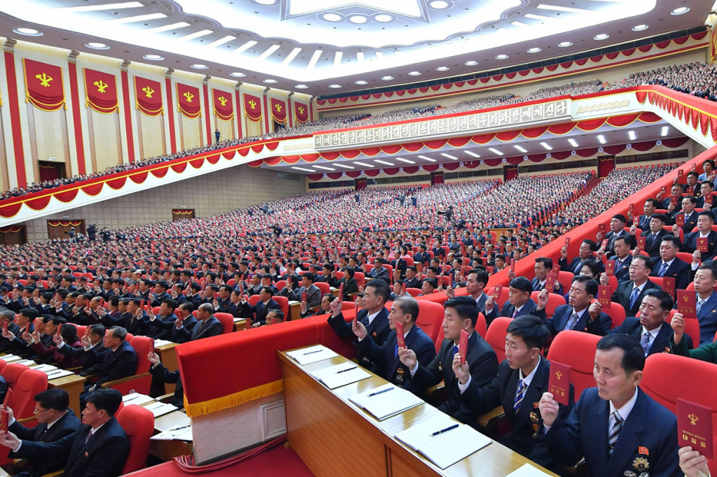 Kongres partai tersebut digelar di dalam ruangan di tengah pandemi virus korona (Covid-19), dengan para hadirin duduk berdekatan tanpa memakai masker.