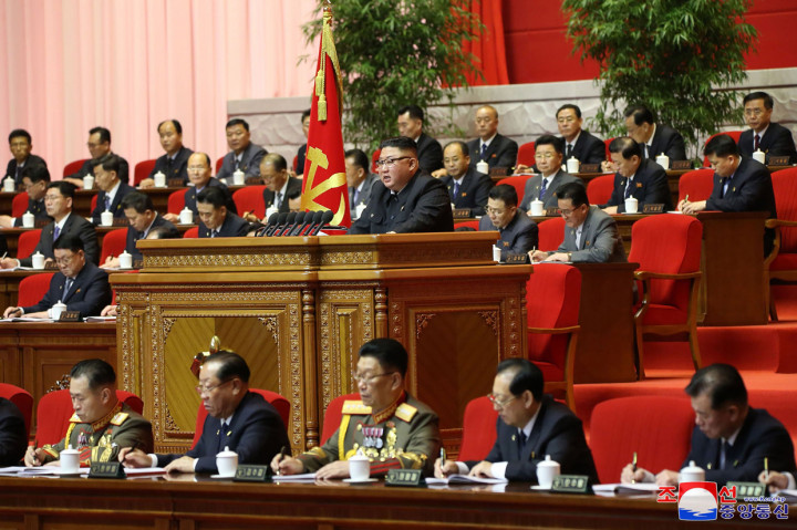 Kongres Partai Buruh Korut merupakan acara politik langka yang seharusnya hanya digelar setiap lima tahun sekali. Acara penting ini digelar pekan ini dan resmi dibuka oleh Kim Jong-Un pada Selasa, 5 Januari 2021, waktu setempat.