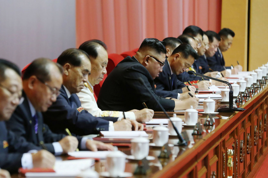 Tidak bisa diverifikasi secara independen apakah pemakaian masker diwajibkan dalam kongres partai tersebut. Namun foto-foto yang dirilis oleh kantor berita resmi Korut, Korean Central News Agency (KCNA) menunjukkan orang-orang yang hadir tidak memakai masker saat berada di dalam ruangan rapat.