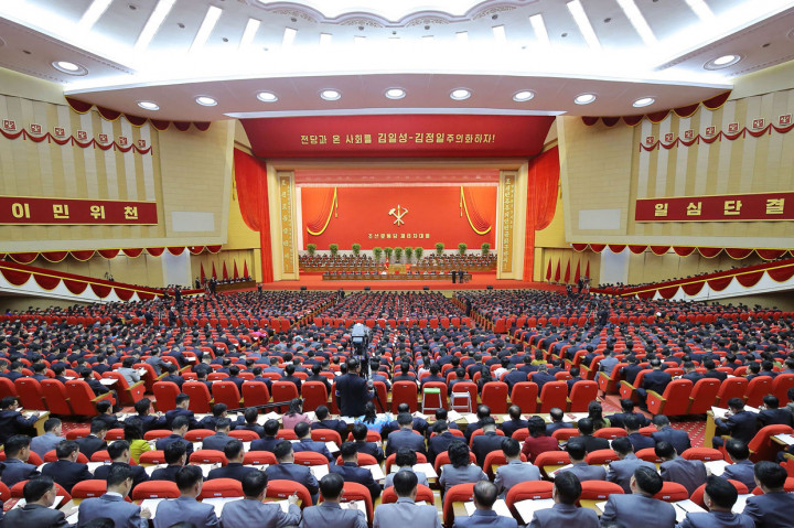 Nyaris seluruh perjalanan ke Korut dihentikan segera setelah virus Korona terdeteksi di China setahun lalu, dan perjalanan domestik juga dibatasi secara ketat.