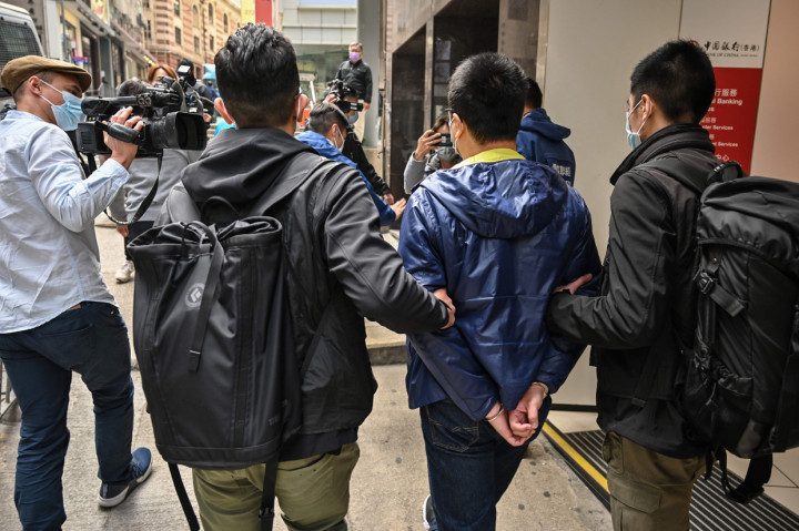 Ben Chung (kedua dari kanan) dari kelompok politik pro-demokrasi ditangkap oleh polisi di distrik Central setelah sebanyak 50 tokoh oposisi Hong Kong ditangkap di Hong Kong pada 6 Januari 2021.