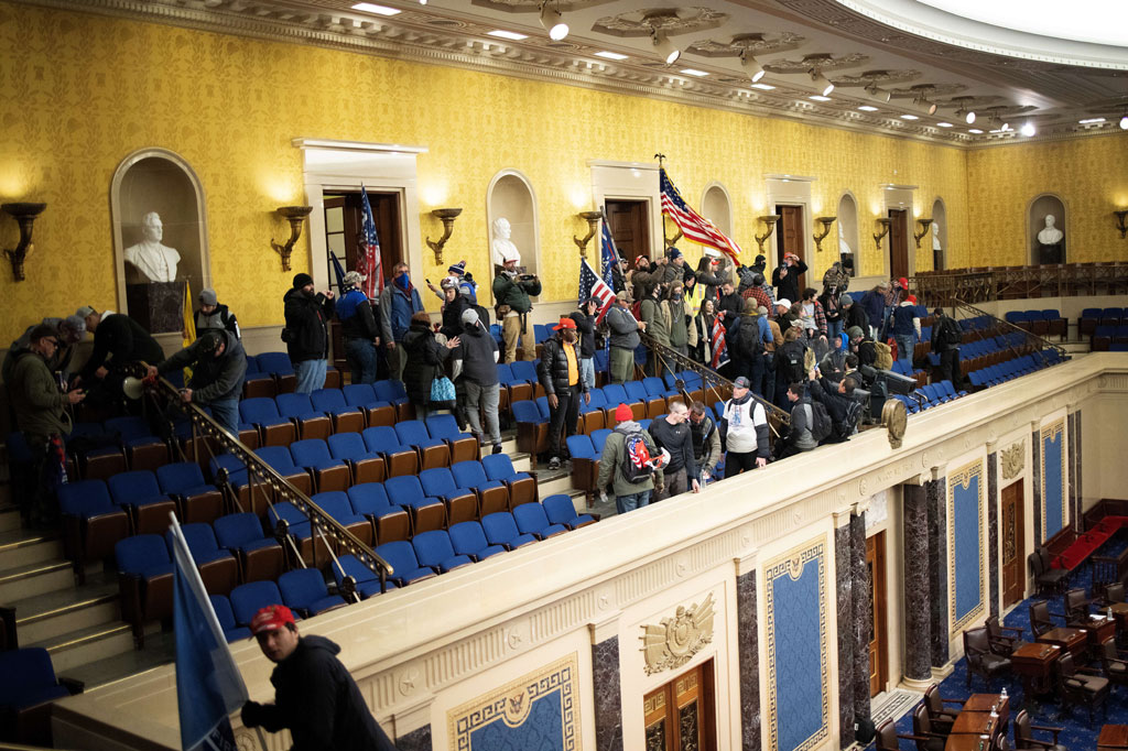 Ribuan massa pendukung Presiden Donald Trump menyerbu Gedung Capitol, Rabu, 6 Januari 2021 waktu setempat. Peristiwa tersebut membuat Kongres menghentikan sementara pengesahan kemenangan Joe Biden pada Pilpres AS 2020.