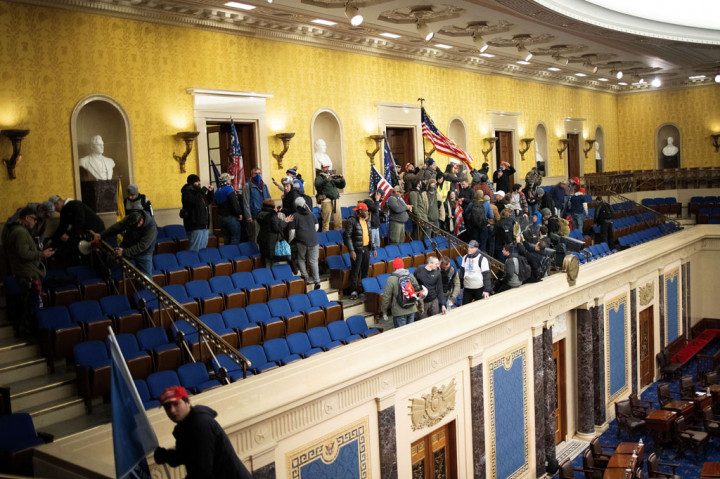 Ribuan massa pendukung Presiden Donald Trump menyerbu Gedung Capitol, Rabu, 6 Januari 2021 waktu setempat. Peristiwa tersebut membuat Kongres menghentikan sementara pengesahan kemenangan Joe Biden pada Pilpres AS 2020.