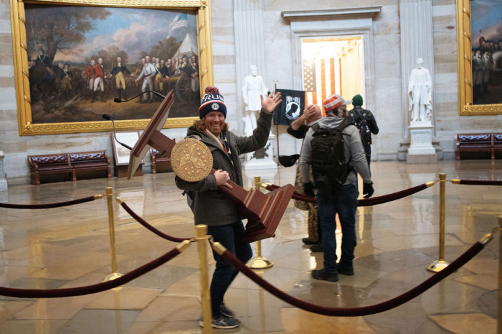 Sebelum menyerbu masuk ke Gedung Capitol, massa sempat bentrok dengan polisi. Polisi kemudian bertindak tegas dengan menembakkan gas air mata untuk membubarkan massa. Polisi kemudian membersihkan Gedung Capitol dari massa pendukung Trump sekaligus untuk menegakkan jam malam. 