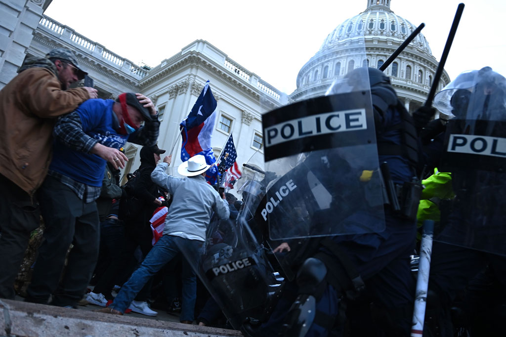 Media AS mengutip para sersan di depan Dewan Perwakilan Rakyat dan Senat yang mengatakan Capitol saat ini telah aman, sekitar empat jam setelah pertama kali diserbu.