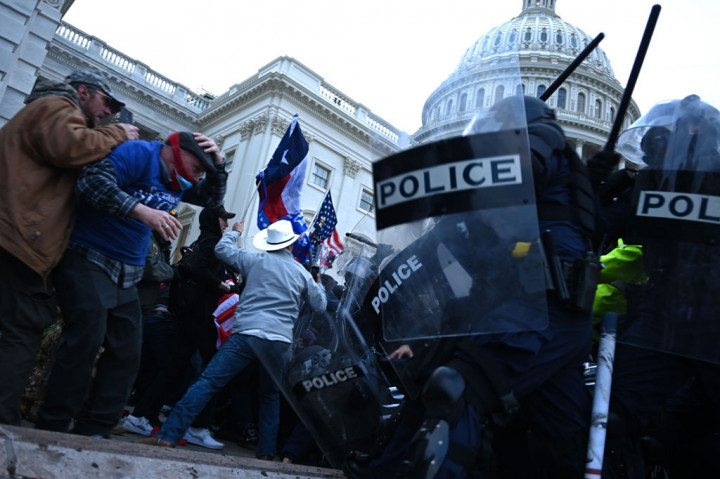 Media AS mengutip para sersan di depan Dewan Perwakilan Rakyat dan Senat yang mengatakan Capitol saat ini telah aman, sekitar empat jam setelah pertama kali diserbu.