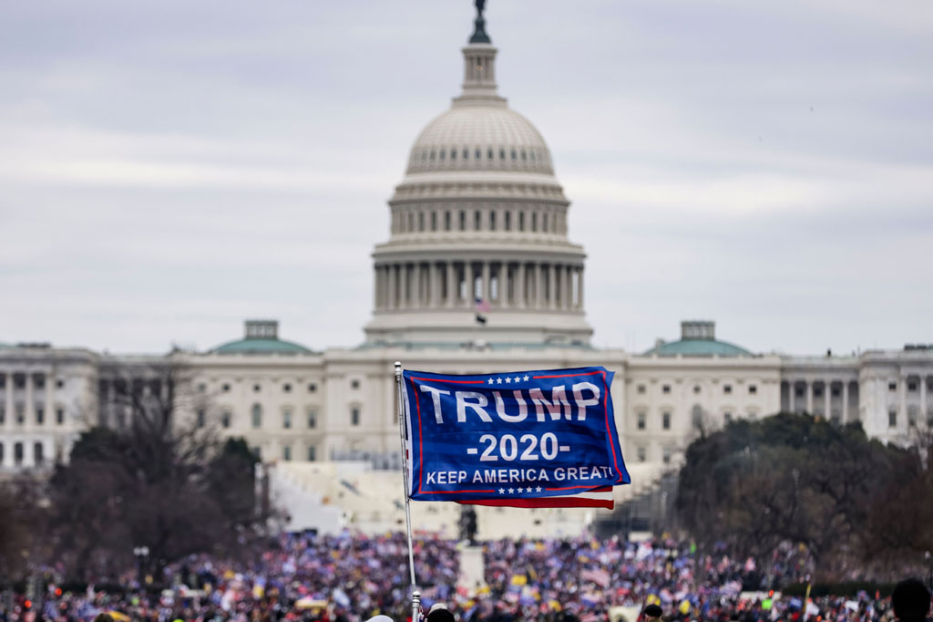 Jam malam mulai berlaku pada pukul 18:00 (0100 GMT) tetapi ribuan pendukung Trump masih terlihat berseliweran di jalanan.
