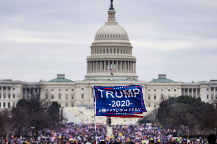 Jam malam mulai berlaku pada pukul 18:00 (0100 GMT) tetapi ribuan pendukung Trump masih terlihat berseliweran di jalanan.