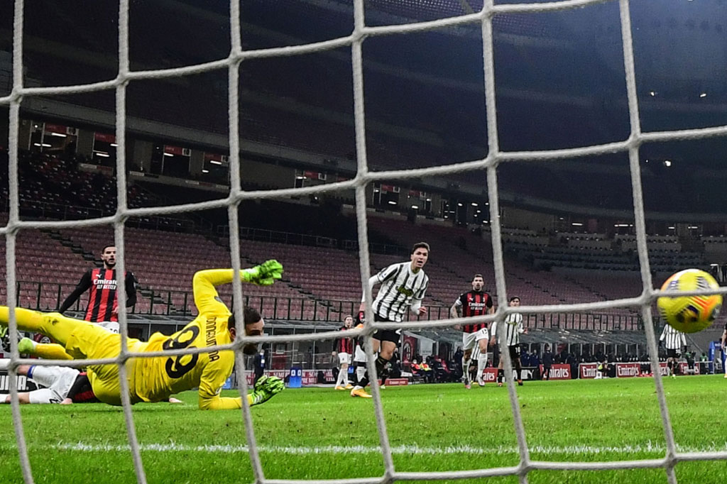 Tim tamu berhasil unggul terlebih dahulu lewat Federico Chiesa pada menit ke-18. Gol diawali kerja sama satu dua Chiesa dengan Paulo Dybala. Dybala kemudian mengembalikan bola dengan sepakan tumit dan sepakan Chiesa melesak masuk ke gawang tuan rumah.