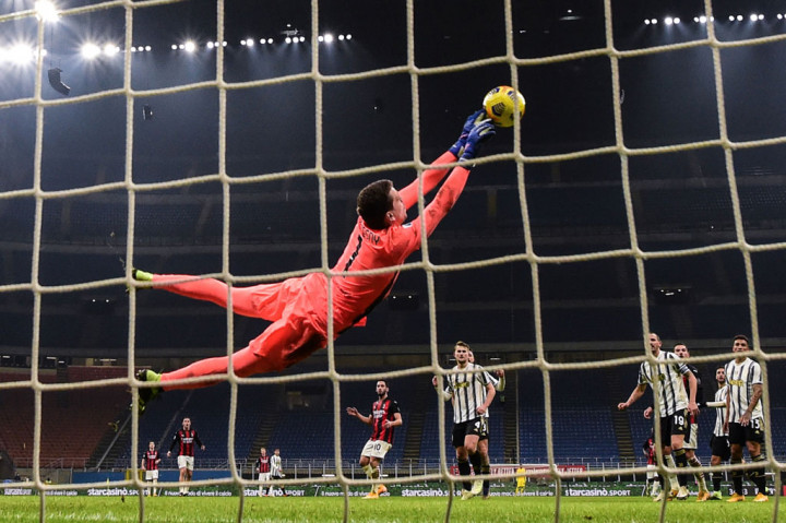 Aaron Ramsey kemudian nyaris mencetak gol bunuh diri saat ia berusaha mengantisipasi sepakan Hakan Calhanoglu, yang membuat bola melambung. Beruntung Szczesny berhasil melakukan penyelamatan.