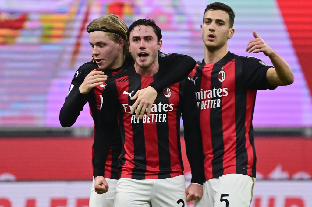 Upaya keras Milan untuk menyamakan kedudukan baru berbuah hasil pada menit ke-41. Calhanoglu menekel Adrien Rabiot di lini tengah untuk memicu serangan balik. Leao bergerak cepat di sisi kiri dan menggulirkan bola kepada Davide Calabria, yang melakukan penyelesaian indah dengan melesakkan bola ke sudut atas gawang. Skor berubah menjadi 1-1.