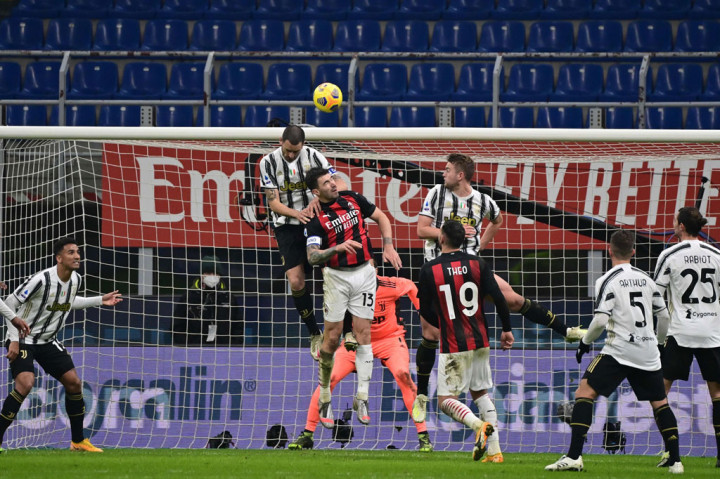 Milan kemudian berusaha keras mengejar ketertinggalan. Namun hingga peluit panjang tanda pertandingan usai berbunyi, tidak ada satu gol pun yang tercipta.