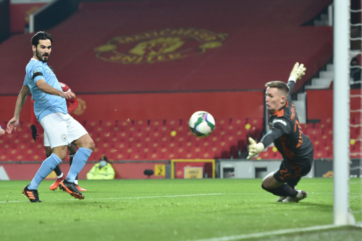 Kedua tim terus saling serang, tetapi skor nirgol bertahan hingga turun minum.