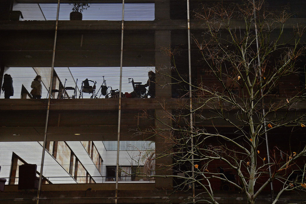 Seorang perempuan berusia 89 tahun meninggal dan 18 pensiunan lainnya dirawat di rumah sakit, beberapa dengan luka bakar parah, setelah kebakaran mengoyak rumah perawatan lansia di Sevilla, Spanyol.