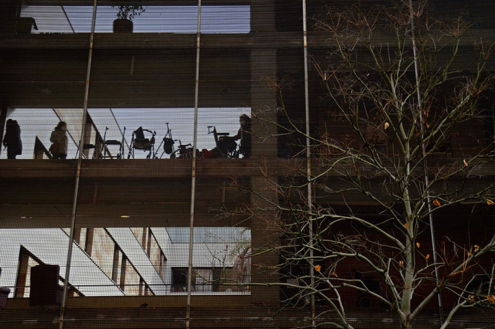 Seorang perempuan berusia 89 tahun meninggal dan 18 pensiunan lainnya dirawat di rumah sakit, beberapa dengan luka bakar parah, setelah kebakaran mengoyak rumah perawatan lansia di Sevilla, Spanyol.