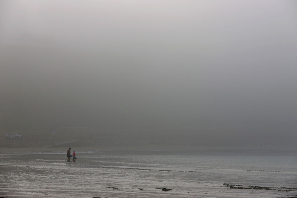 Kondisi ini disinyalir mengaburkan jarak pandang, memperlambat lalu lintas, dan diperkirakan akan berulang beberapa malam mendatang.