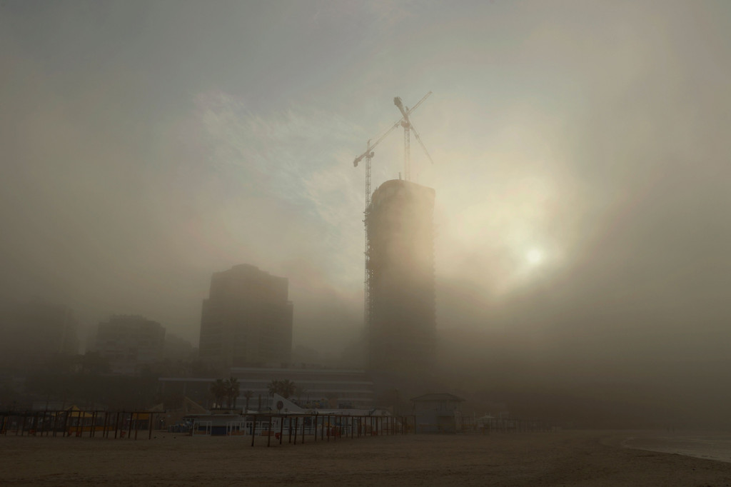 Di Kota Tel Aviv dan Netanya, kabut tebal menyelimuti gedung pencakar langit dan mengaburkan pemandangan di jalan raya dan memperlambat lalu lintas.