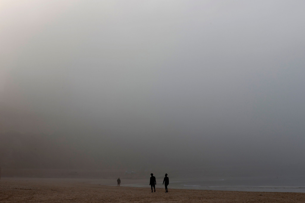 Di Kota Tel Aviv dan Netanya, kabut tebal menyelimuti gedung pencakar langit dan mengaburkan pemandangan di jalan raya dan memperlambat lalu lintas.