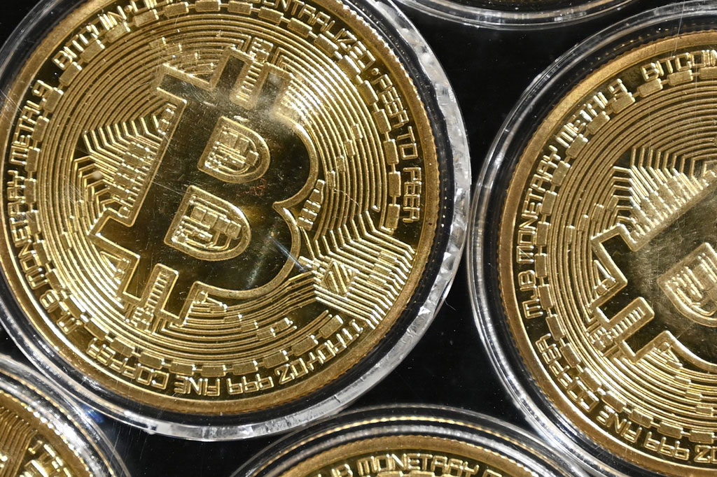 Adapun alasan kenaikan Bitcoin kali ini, menurut dia, masih sama dengan sentimen-sentimen sebelumnya. Permintaan yang masif menjadi faktor utama karena pemahaman orang mengenai Bitcoin terus meningkat. Orang-orang percaya Bitcoin sebagai aset 'safe haven' dan nilai lindung inflasi yang baik.