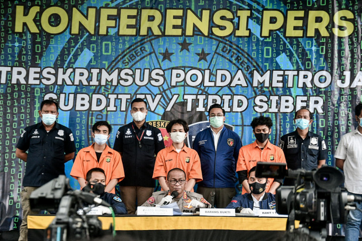 Kabid Humas Polda Metro Jaya Kombes Pol Yusri Yunus (tengah) memberikan keterangan pada awak media terkait kasus surat keterangan palsu hasil swab di Polda Metro Jaya, Jakarta.