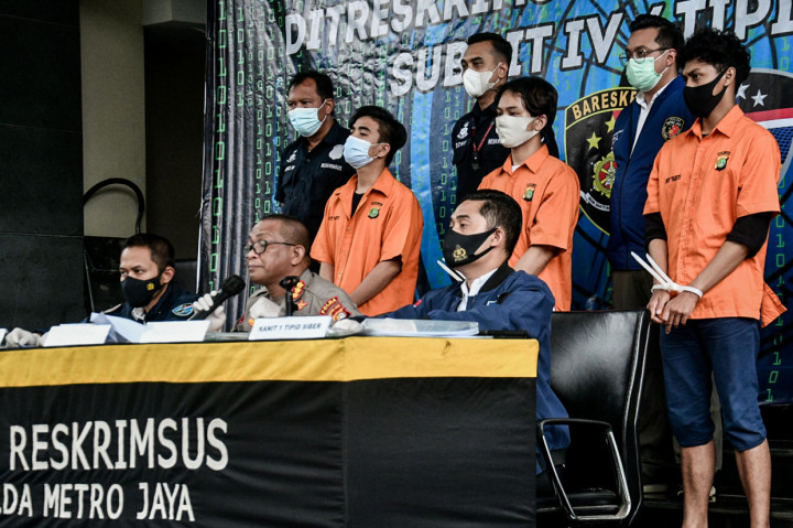 Polda Metro Jaya menangkap tiga pria yang memalsukan hasil tes swab PCR dengan mengatasnamakan PT BF untuk ditawarkan kepada masyarakat.