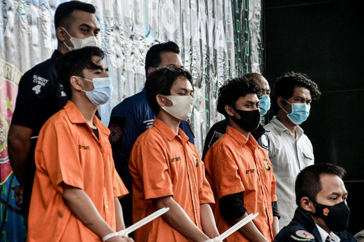 Ketiga pelaku pemalsuan tersebut berinisial MFA, EAD, dan MAIS. Masing-masing tersangka diringkus di tiga lokasi berbeda, yakni Bandung, Bekasi, dan Bali pada 1 Januari 2021.