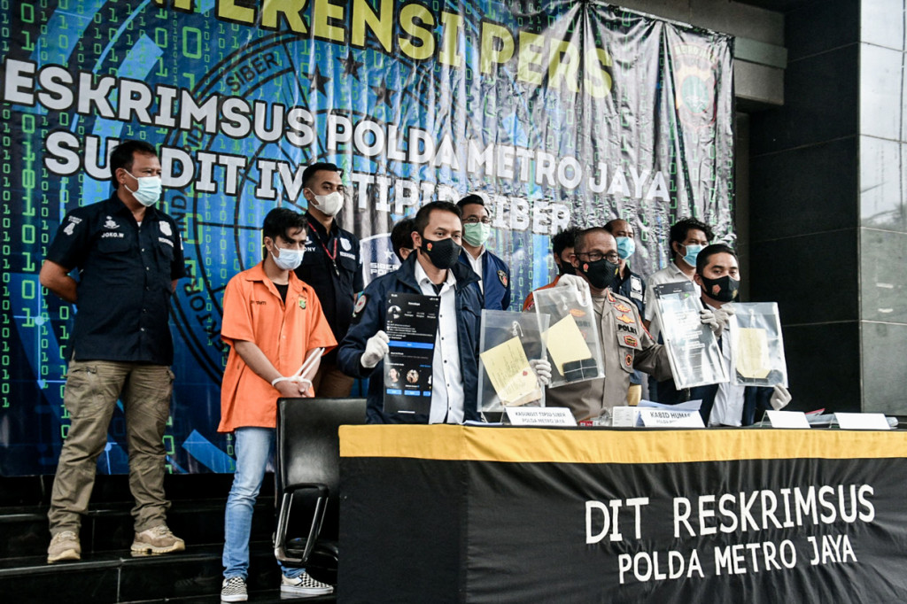 Kabid Humas Polda Metro Jaya Kombes Pol Yusri Yunus (tengah) menunjukan barang bukti kasus surat keterangan palsu hasil swab di Polda Metro Jaya, Jakarta.