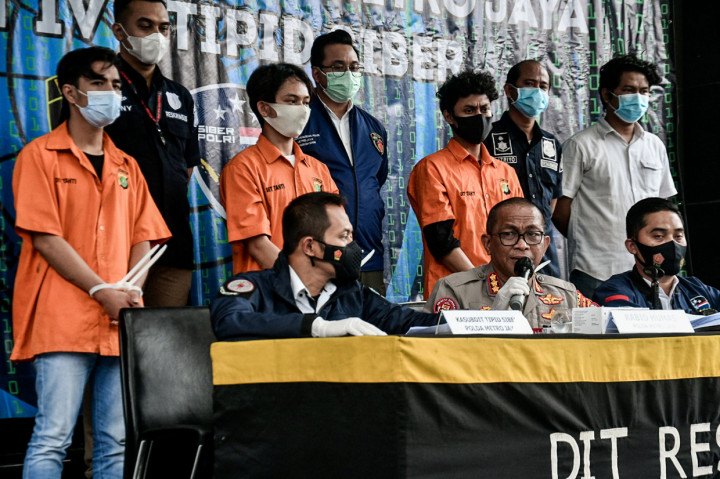 Para pelaku menggunakan hasil swab PCR palsu yang seolah dikeluarkan oleh PT BF.