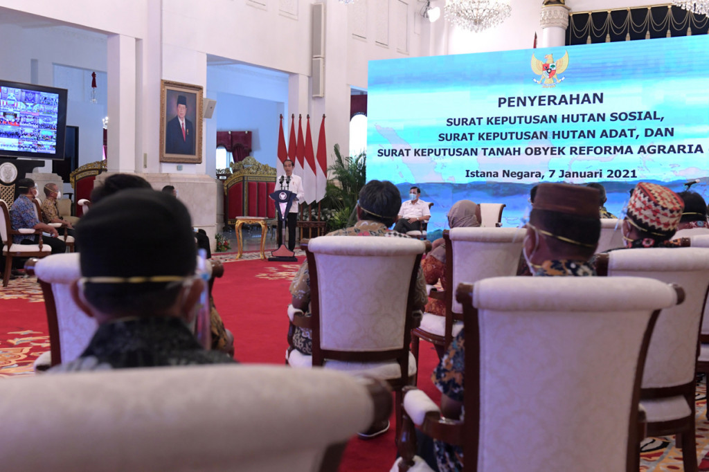 Presiden Joko Widodo menyerahkan surat keputusan (SK) untuk Hutan Sosial, Hutan Adat, dan Tanah Obyek Reforma Agraria (TORA) se-Indonesia. 
