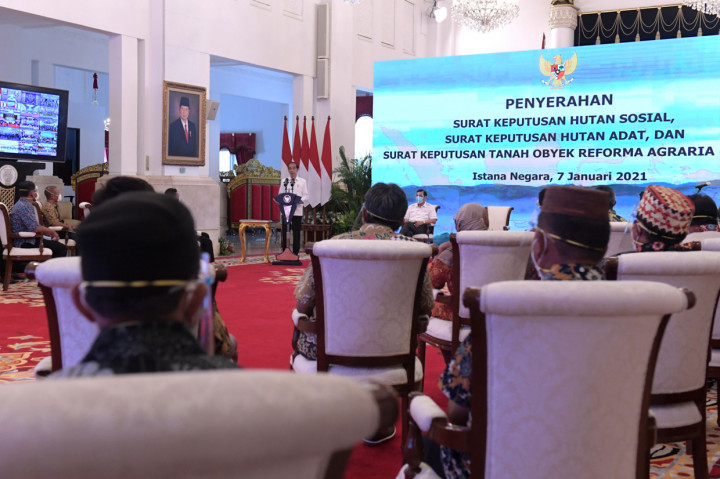 Presiden Joko Widodo menyerahkan surat keputusan (SK) untuk Hutan Sosial, Hutan Adat, dan Tanah Obyek Reforma Agraria (TORA) se-Indonesia. 
