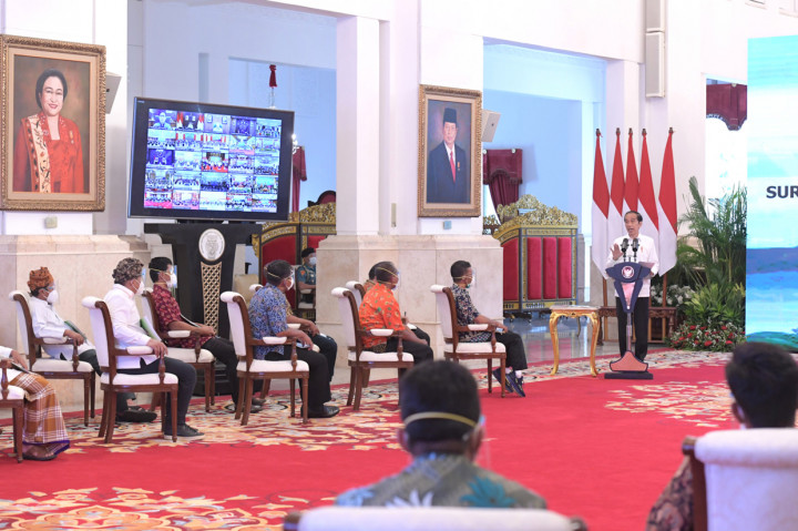 Presiden Jokowi mewanti-wanti kepada penerima surat keputusan pengelolaan hutan agar mengelola dan membawa efek ekonomi. Ia tidak ingin acara sekadar selebrasi pembagian surat keputusan pengelolaan hutan dan lahan.