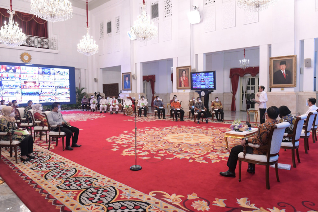 “Ini akan saya ikuti, cek terus, untuk memastikan bahwa lahan ini memang betul-betul dipakai untuk kegiatan-kegiatan produktif. Tidak kemudian ditelantarkan, tetapi terus dikembangkan sehingga memiliki manfaat yang besar bagi ekonomi masyarakat. Tujuannya ke situ,” tuturnya.