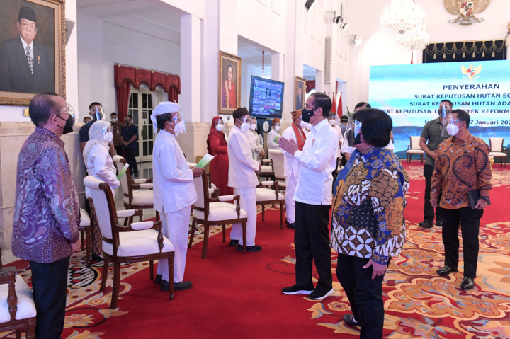 Selain penyerahan SK perhutanan sosial, pemerintah juga menyerahkan 35 SK hutan adat seluas 37.500 hektar dan 58 SK tanah objek reforma agraria (TORA) seluas 72 ribu ha di 17 provinsi. 