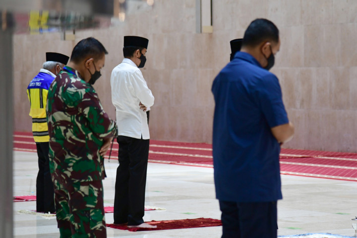 Setelahnya, Kepala Negara juga menyempatkan diri untuk melaksanakan ibadah salat magrib berjemaah di masjid tersebut dengan menerapkan protokol kesehatan secara ketat.