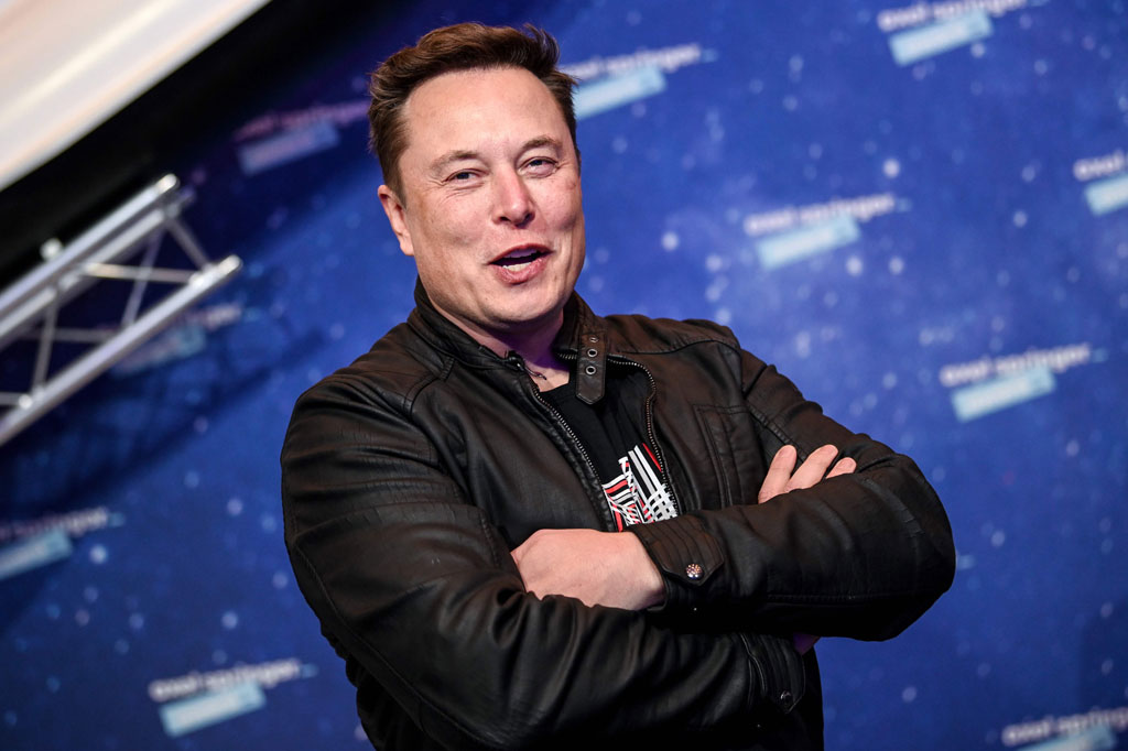 Pada 2020, Tesla membangun pabrik baru dan melaporkan serangkaian kuartal yang menguntungkan yang memungkinkan sahamnya naik lebih dari 700 persen selama tahun itu, karena ditambahkan ke indeks S & P 500 yang bergengsi.