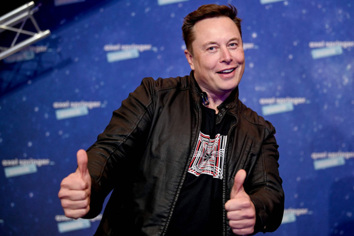 Saham Tesla melonjak 5,9 persen menjadi USD800,43 dalam perdagangan pagi, mengangkat kapitalisasi pasar perusahaan di atas USD750 miliar.