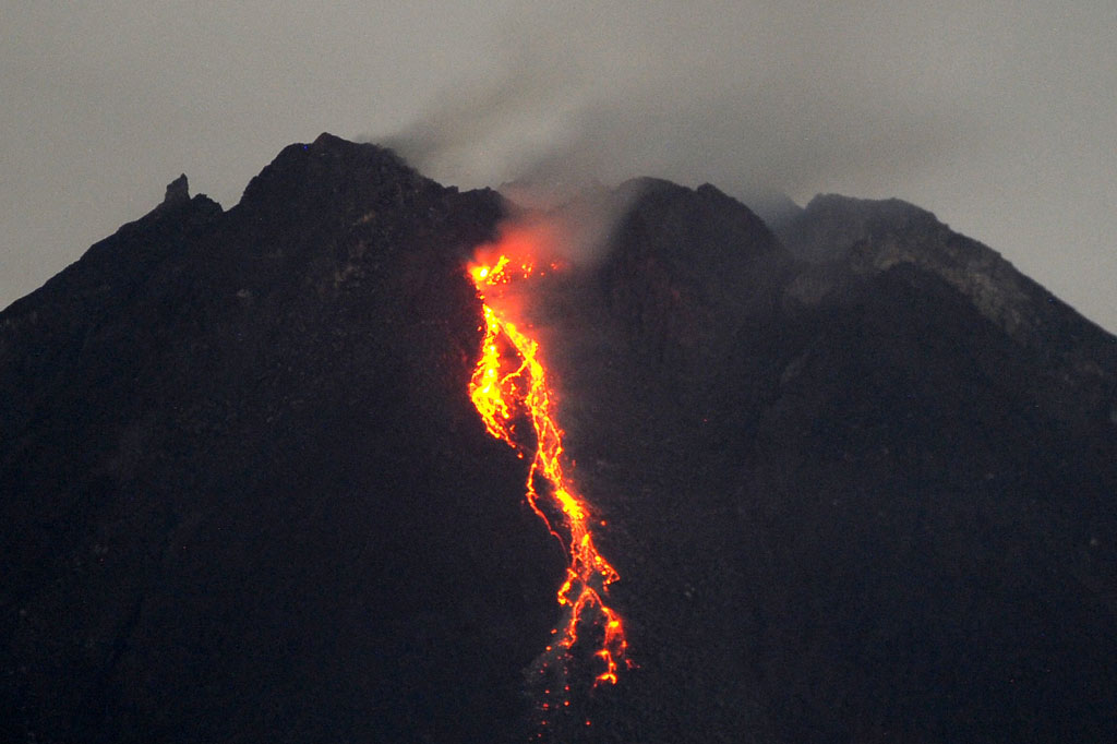 Balai Penyelidikan dan Pengembangan Teknologi Kebencanaan Geologi (BPPTKG) menyatakan, Gunung Merapi yang berada di perbatasan Jawa Tengah dan Daerah Istimewa Yogyakarta mengeluarkan 10 kali guguran lava pijar dengan jarak luncur maksimum 800 meter pada Kamis, 7 Januari 2021 malam.