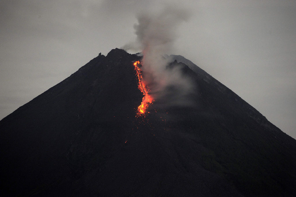 Kepala BPPTKG Hanik Humaida melalui keterangan tertulis di Yogyakarta, Jumat, 8 Januari 2021 menjelaskan, guguran lava pijar yang teramati pada periode pengamatan pukul 18.00-24.00 WIB itu meluncur ke arah Kali Krasak.