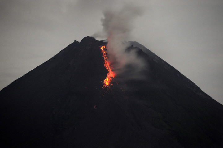 Kepala BPPTKG Hanik Humaida melalui keterangan tertulis di Yogyakarta, Jumat, 8 Januari 2021 menjelaskan, guguran lava pijar yang teramati pada periode pengamatan pukul 18.00-24.00 WIB itu meluncur ke arah Kali Krasak.