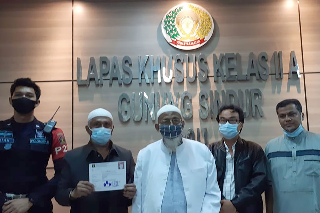 Mantan terpidana kasus terorisme Abu Bakar Ba'asyir (tengah) berpose bersama petugas lapas dan tim pengacara saat bebas dari penjara setelah menuntaskan 15 tahun masa pidananya atas tindak pidana terorisme, di Lapas Khusus Kelas IIA Gunung Sindur, Kabupaten Bogor, Jawa Barat, Jumat, 8 Januari 2021.
