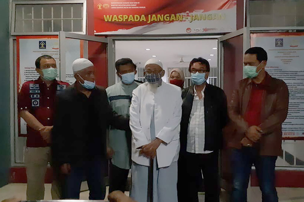 Abu Bakar Ba'asyir meninggalkan Lapas Gunung Sindur, Kabupaten Bogor, Jawa Barat usai melaksanakan salat Subuh, Jumat, 8 Januari 2021 sekitar pukul 05.21 WIB.